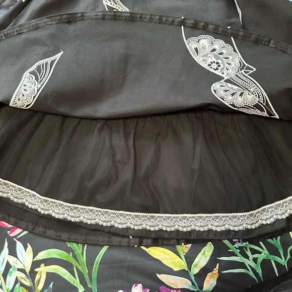 Black dress with white detailed embroidery - Picture 11 of 11